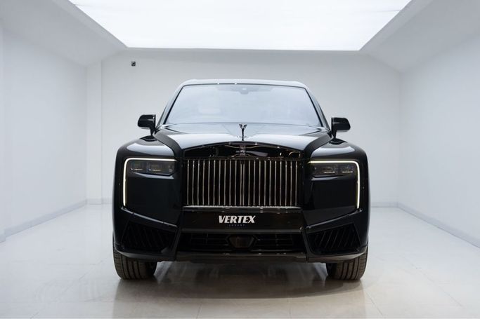 Новый Rolls-Royce Cullinan Black Badge I Рестайлинг, 6.7 л, 2026 в Дубае от Vertex Motors Черный цвет. Европейская | AUTO.AE