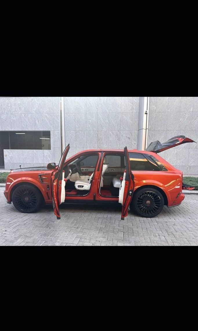 مستعملة Rolls-Royce Cullinan I, 6.7 l, 2021 في في دبي، اللون برتقالي. المواصفات الأوروبية | AUTO.AE | إعلان #251779