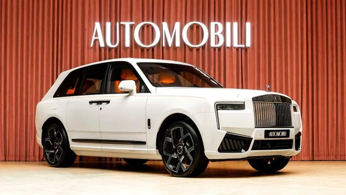 Новый Rolls-Royce Cullinan Black Badge I Рестайлинг, 6.7 л, 2026 в Дубае от Automobili Motors Белый цвет. GCC | AUTO.AE | Объявление #258521