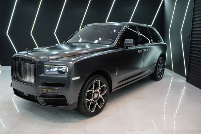 مستعملة Rolls-Royce Cullinan Black Badge I, 6.7 l, 2022 في في دبي من Sanam Cars، اللون رمادي. مواصفات الخليج | AUTO.AE | إعلان #262460