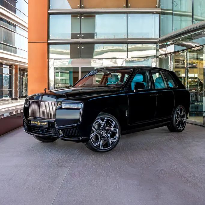 جديدة Rolls-Royce Cullinan Black Badge أنا فيس ليفت, 6.7 l, 2026 في في دبي من Q Motors، اللون أسود.  | AUTO.AE | إعلان #263528