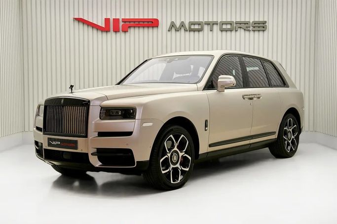 مستعملة ⁦Rolls-Royce Cullinan Black Badge RR31، 6.7 l، 2021⁩ في في الإمارات, دبي من VIP Motors، اللون ذهبي. مواصفات الخليج | AUTO.AE | إعلان #287148