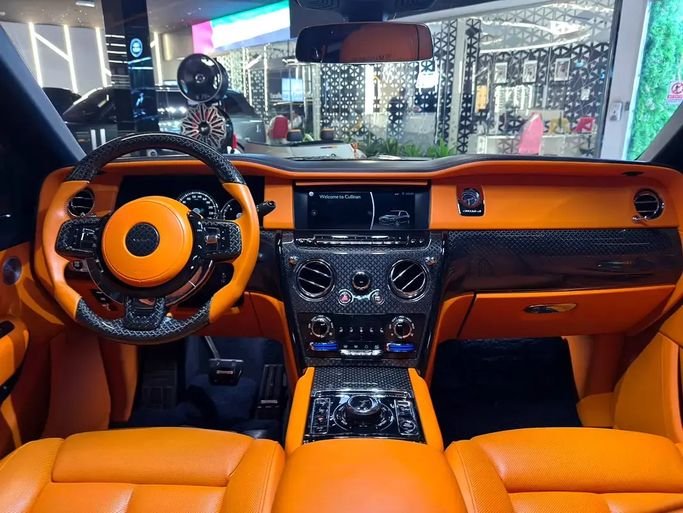مستعملة Rolls-Royce Cullinan Mansory RR31، 6.8 لتر، 2021 في الإمارات، دبي من GE Motors، اللون أزرق. المواصفات الأوروبية | AUTO.AE | إعلان #295574 — صورة 11 من 20