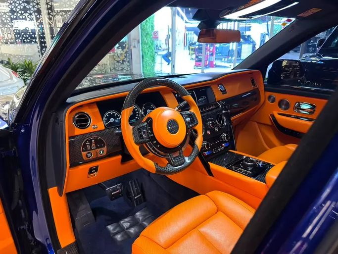 مستعملة Rolls-Royce Cullinan Mansory RR31، 6.8 لتر، 2021 في الإمارات، دبي من GE Motors، اللون أزرق. المواصفات الأوروبية | AUTO.AE | إعلان #295574 — صورة 13 من 20