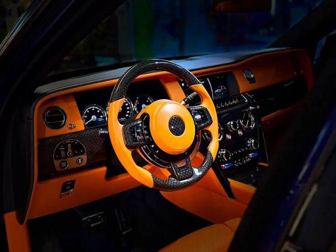 مستعملة Rolls-Royce Cullinan Mansory RR31، 6.8 لتر، 2021 في الإمارات، دبي من GE Motors، اللون أزرق. المواصفات الأوروبية | AUTO.AE | إعلان #295574 — صورة 14 من 20