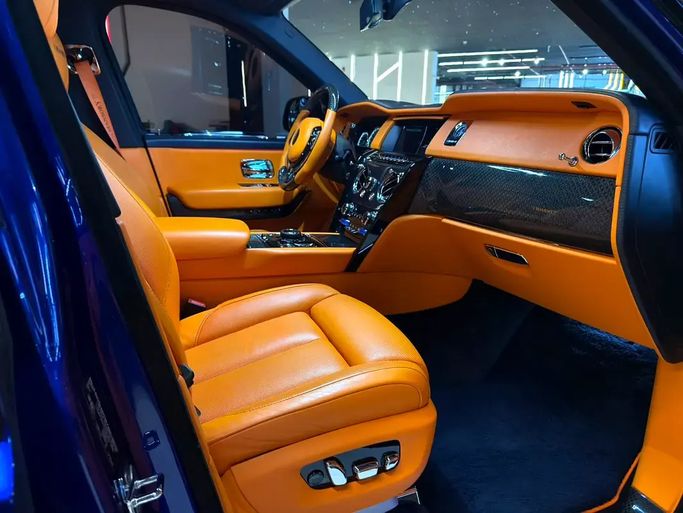 مستعملة Rolls-Royce Cullinan Mansory RR31، 6.8 لتر، 2021 في الإمارات، دبي من GE Motors، اللون أزرق. المواصفات الأوروبية | AUTO.AE | إعلان #295574 — صورة 17 من 20