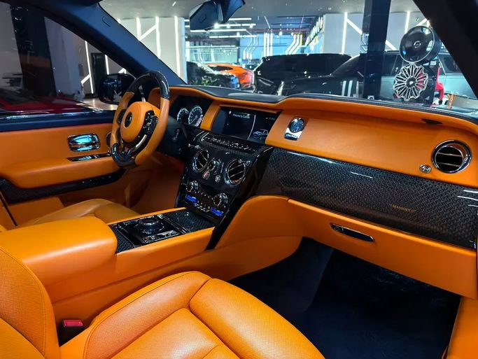 مستعملة Rolls-Royce Cullinan Mansory RR31، 6.8 لتر، 2021 في الإمارات، دبي من GE Motors، اللون أزرق. المواصفات الأوروبية | AUTO.AE | إعلان #295574 — صورة 18 من 20