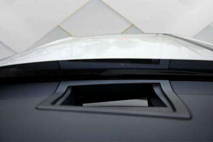 Подержанный Rolls-Royce Dawn Black Badge, 6.6 л, 2018 в Дубае от Mohammad Alkarak Motors Белый цвет. Other | AUTO.AE