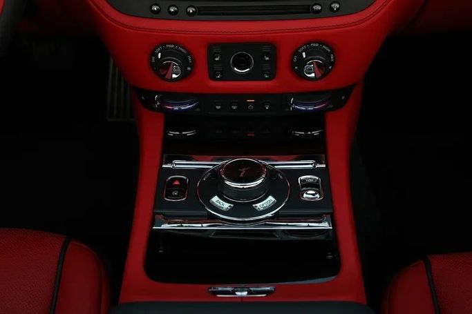 Подержанный Rolls-Royce Dawn Black Badge, 6.6 л, 2018 в Дубае от Mohammad Alkarak Motors Белый цвет. Other | AUTO.AE