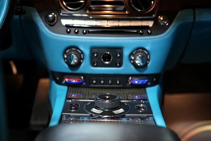 Подержанный Rolls-Royce Dawn, 6.6 л, 2018 в Дубае от 8 Ba Motors Черный цвет. GCC | AUTO.AE