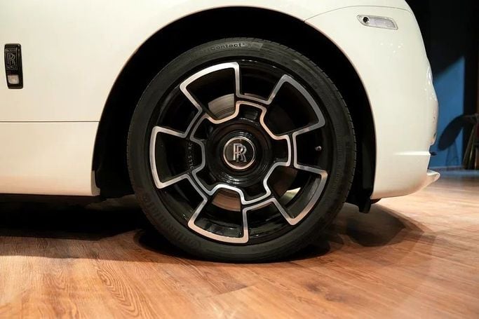 Подержанный Rolls-Royce Dawn, 6.6 л, 2019 в Дубае от 8 Ba Motors Белый цвет. Японская | AUTO.AE