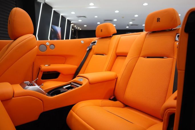 Подержанный Rolls-Royce Dawn, 6.6 л, 2017 в Дубае от Sanam Cars Белый цвет. GCC | AUTO.AE