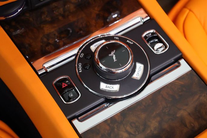 Подержанный Rolls-Royce Dawn, 6.6 л, 2017 в Дубае от Sanam Cars Белый цвет. GCC | AUTO.AE