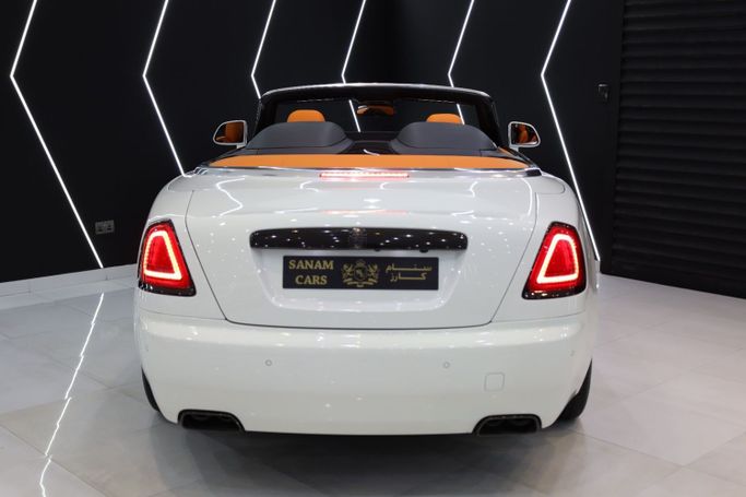 Подержанный Rolls-Royce Dawn, 6.6 л, 2017 в Дубае от Sanam Cars Белый цвет. GCC | AUTO.AE