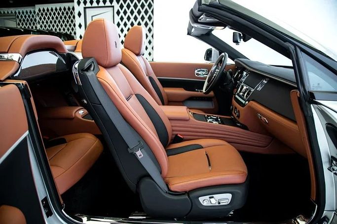 Подержанный Rolls-Royce Dawn, 6.6 л, 2021 в Дубае от Exotic Cars Серебристый цвет. Other | AUTO.AE