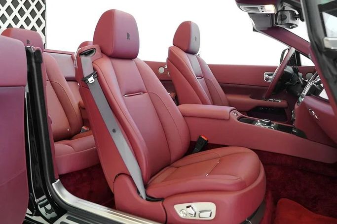 Подержанный Rolls-Royce Dawn, 6.6 л, 2018 в Дубае от Exotic Cars Черный цвет. Other | AUTO.AE