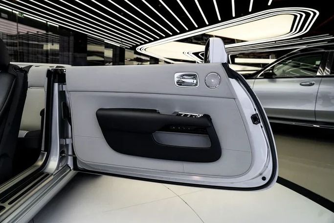 Подержанный Rolls-Royce Dawn, 6.6 л, 2019 в Дубае от Exotic Cars Серебристый цвет. GCC | AUTO.AE