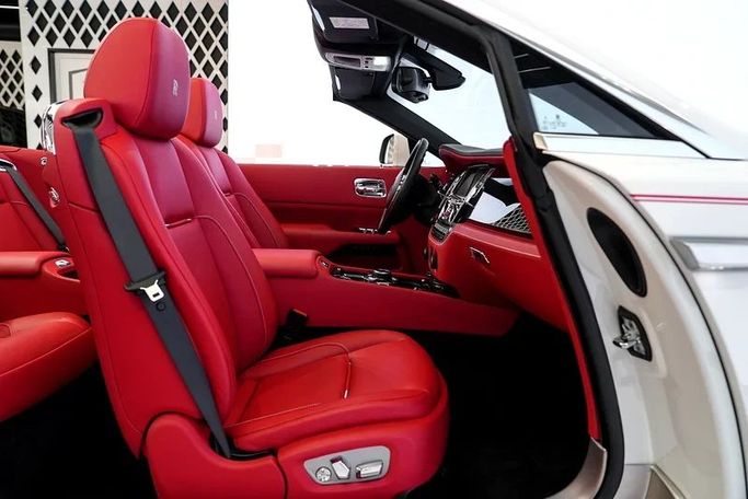 Подержанный Rolls-Royce Dawn, 6.6 л, 2016 в Дубае от Exotic Cars Белый цвет. Other | AUTO.AE