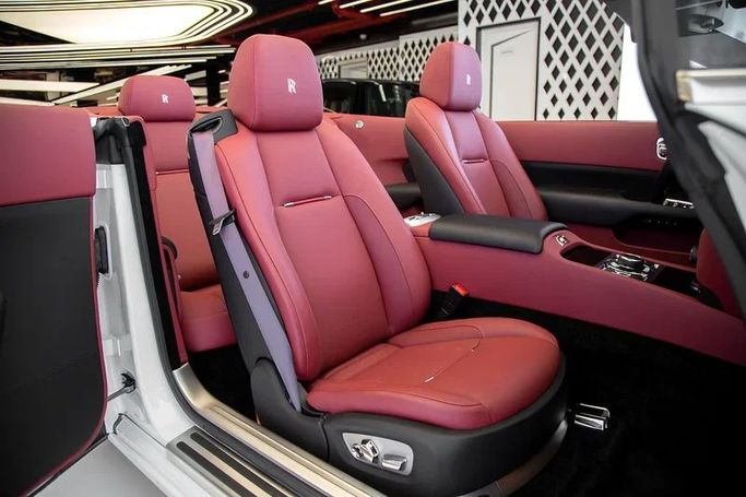 Подержанный Rolls-Royce Dawn, 6.6 л, 2017 в Дубае от Exotic Cars Белый цвет. Other | AUTO.AE