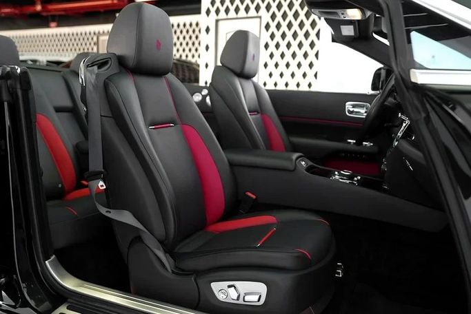 Подержанный Rolls-Royce Dawn Black Badge, 6.6 л, 2018 в Дубае от Exotic Cars Черный цвет. Other | AUTO.AE