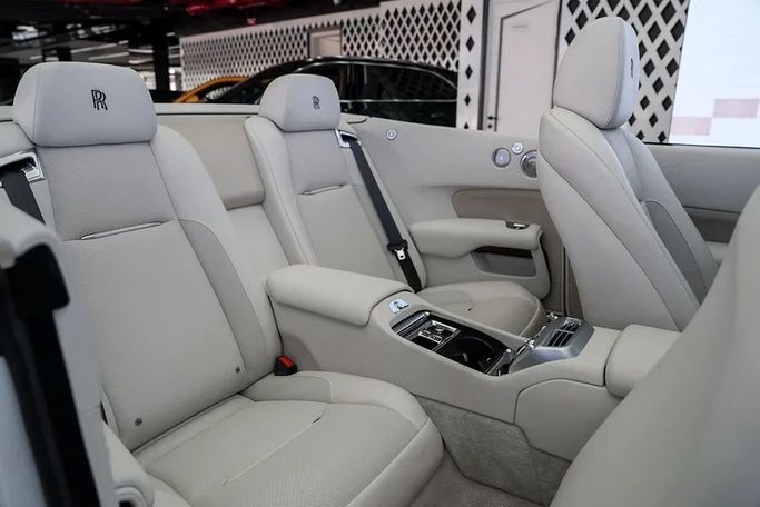 Подержанный Rolls-Royce Dawn, 6.6 л, 2017 в Дубае от Exotic Cars Белый цвет. Other | AUTO.AE
