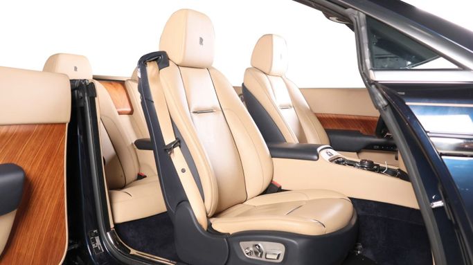 Подержанный Rolls-Royce Dawn, 6.6 л, 2016 в Дубае от The Car Superstore Синий цвет. Европейская | AUTO.AE