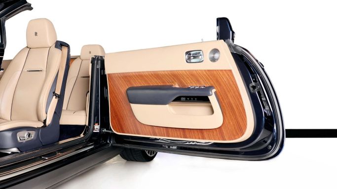 Подержанный Rolls-Royce Dawn, 6.6 л, 2016 в Дубае от The Car Superstore Синий цвет. Европейская | AUTO.AE