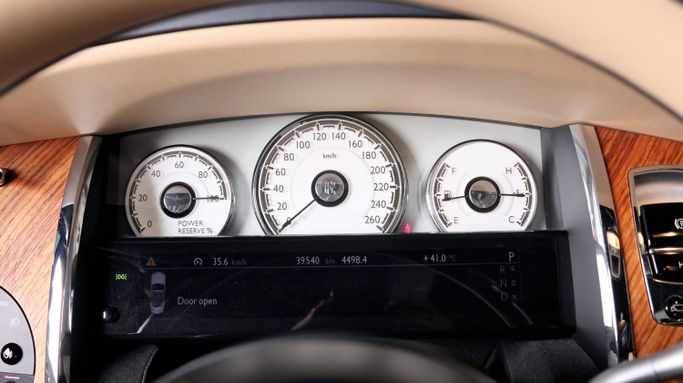 Подержанный Rolls-Royce Dawn, 6.6 л, 2016 в Дубае от The Car Superstore Синий цвет. Европейская | AUTO.AE