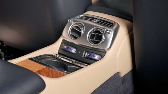 Подержанный Rolls-Royce Dawn, 6.6 л, 2016 в Дубае от The Car Superstore Синий цвет. Европейская | AUTO.AE