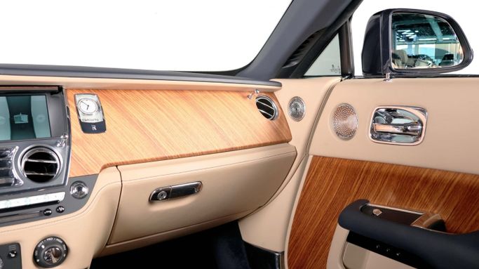 Подержанный Rolls-Royce Dawn, 6.6 л, 2016 в Дубае от The Car Superstore Синий цвет. Европейская | AUTO.AE