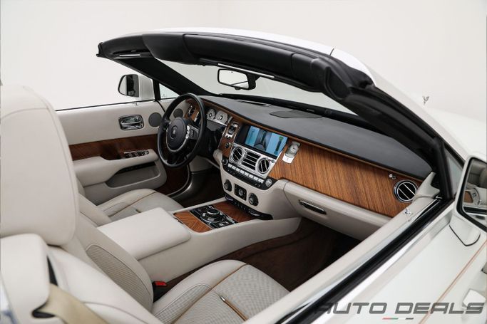 Подержанный Rolls-Royce Dawn, 6.6 л, 2016 в Дубае от AUTO DEALS Белый цвет. GCC | AUTO.AE