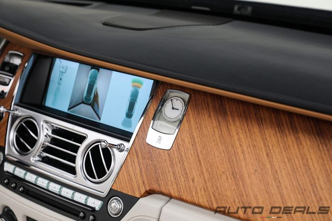 Подержанный Rolls-Royce Dawn, 6.6 л, 2016 в Дубае от AUTO DEALS Белый цвет. GCC | AUTO.AE