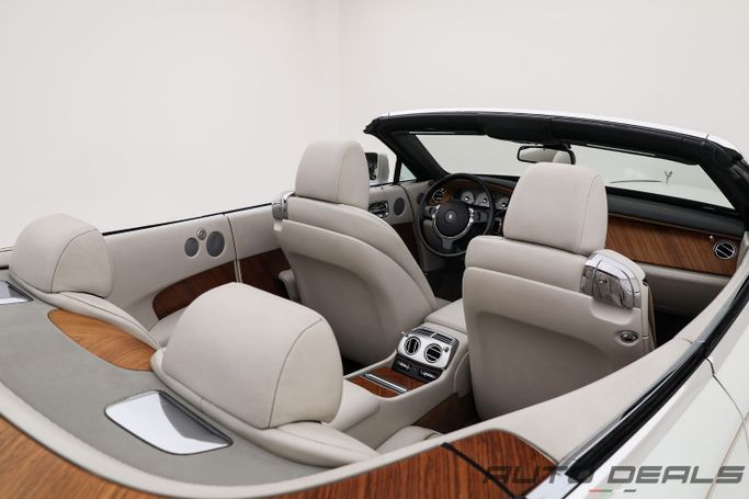 Подержанный Rolls-Royce Dawn, 6.6 л, 2016 в Дубае от AUTO DEALS Белый цвет. GCC | AUTO.AE
