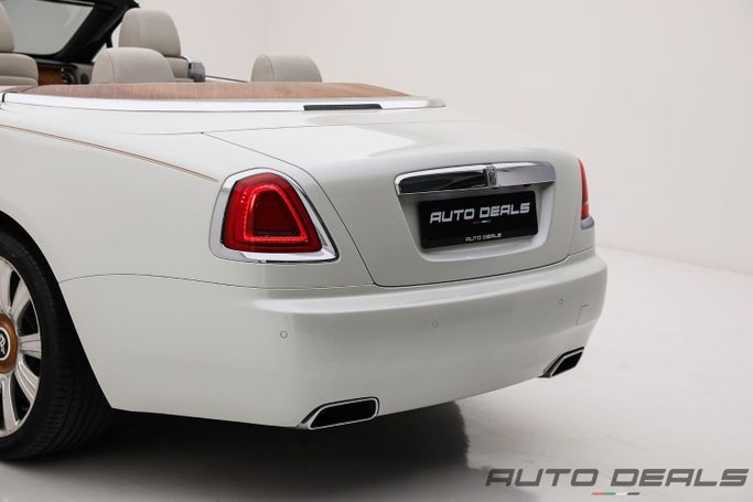Подержанный Rolls-Royce Dawn, 6.6 л, 2016 в Дубае от AUTO DEALS Белый цвет. GCC | AUTO.AE