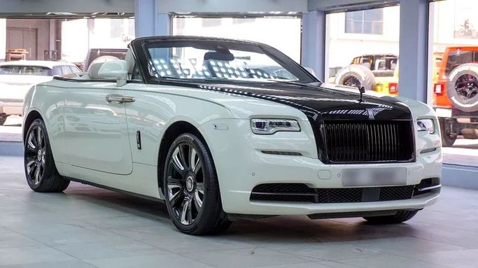 Подержанный Rolls-Royce Dawn, 6.6 л, 2017 в Дубае от JEEPERS EDITION LLC Белый цвет. GCC | AUTO.AE