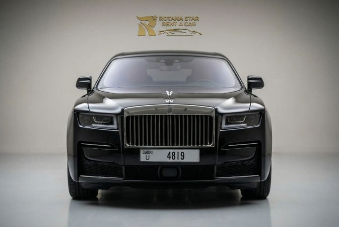 Rolls-Royce Ghost ثانياً, 2023 رجال الأعمال سيدان extended للتأجير في في دبي من Rotana Star Rent a Car، اللون أسود | AUTO.AE