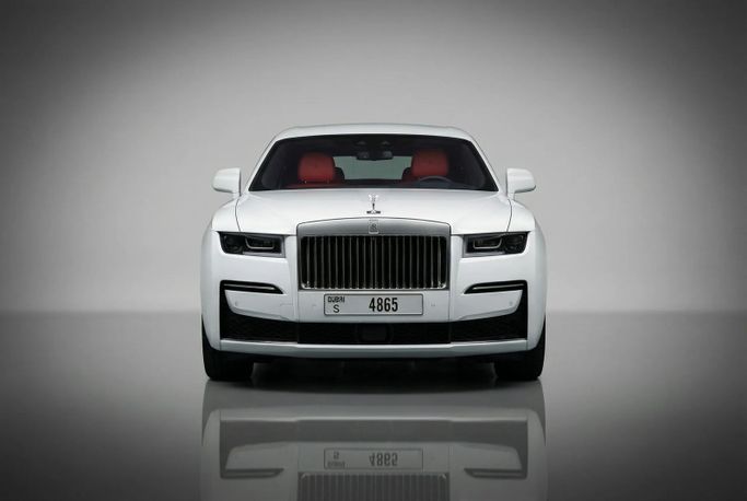 Rolls-Royce Ghost ثانياً, 2023 رجال الأعمال سيدان extended للتأجير في في دبي من Rotana Star Rent a Car، اللون أبيض | AUTO.AE