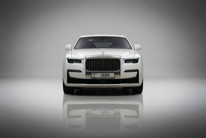 Rolls-Royce Ghost ثانياً, 2023 رجال الأعمال سيدان extended للتأجير في في دبي من Rotana Star Rent a Car، اللون أبيض | AUTO.AE