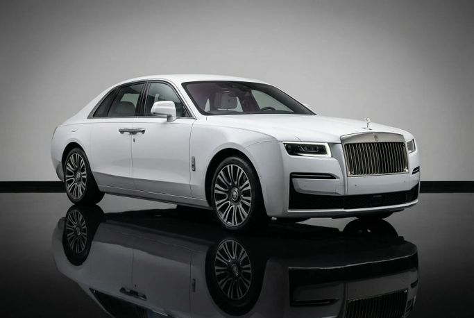 Rolls-Royce Ghost ثانياً, 2023 رجال الأعمال سيدان extended للتأجير في في دبي من Rotana Star Rent a Car، اللون أبيض | AUTO.AE