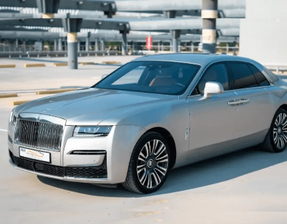 Rolls-Royce Ghost II, 2023 седан extended бизнес класса в Дубае от Left lane rent a car llc серебристый цвет | AUTO.AE