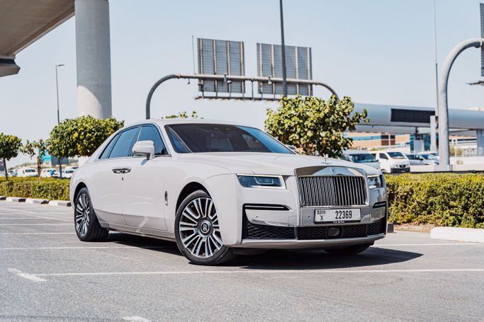 Rolls-Royce Ghost Extended II, 2023 business sedan extended for rent in Dubai by POF RENTAL, grey color | AUTO.AE