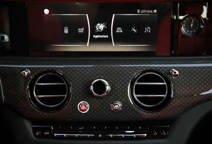 Подержанный Rolls-Royce Ghost Black Badge II, 6.7 л, 2023 в Дубае от Mohammad Alkarak Motors Оранжевый цвет. GCC | AUTO.AE
