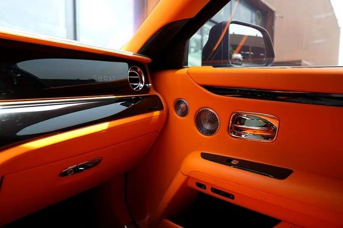 Подержанный Rolls-Royce Ghost Black Badge II, 6.7 л, 2022 в Дубае от 8 Ba Motors Серый цвет. Европейская | AUTO.AE