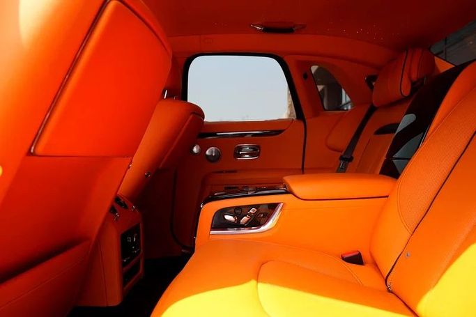 Подержанный Rolls-Royce Ghost Black Badge II, 6.7 л, 2022 в Дубае от 8 Ba Motors Серый цвет. Европейская | AUTO.AE