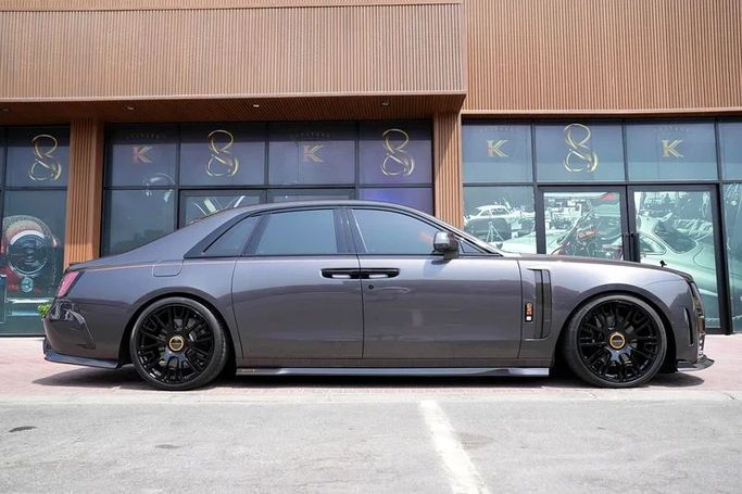 Подержанный Rolls-Royce Ghost Black Badge II, 6.7 л, 2022 в Дубае от 8 Ba Motors Серый цвет. Европейская | AUTO.AE