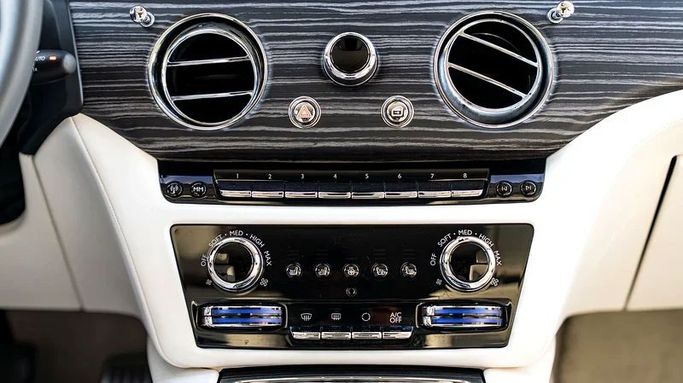 Подержанный Rolls-Royce Ghost Black Badge II, 6.7 л, 2021 в Дубае от 8 Ba Motors Серый цвет. GCC | AUTO.AE