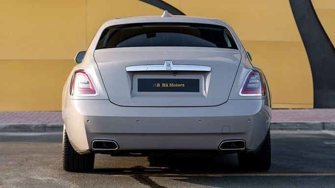 Подержанный Rolls-Royce Ghost Black Badge II, 6.7 л, 2021 в Дубае от 8 Ba Motors Серый цвет. GCC | AUTO.AE