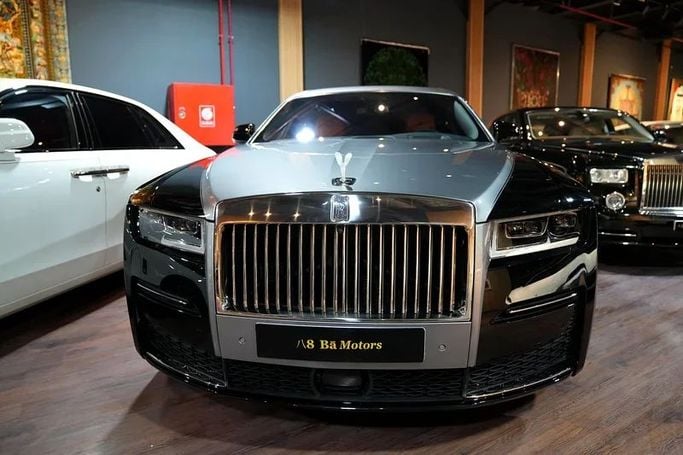 Подержанный Rolls-Royce Ghost II, 6.7 л, 2023 в Дубае от 8 Ba Motors Черный цвет. GCC | AUTO.AE