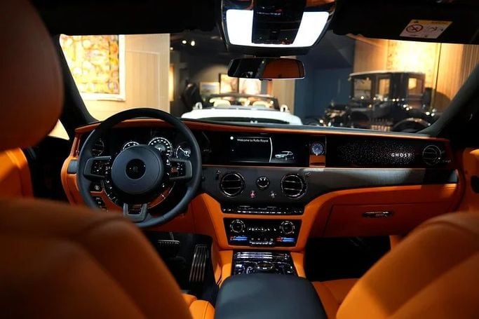 Подержанный Rolls-Royce Ghost II, 6.7 л, 2023 в Дубае от 8 Ba Motors Черный цвет. GCC | AUTO.AE