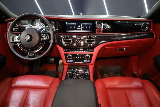 Подержанный Rolls-Royce Ghost II, 6.7 л, 2021 в Дубае от Sanam Cars Белый цвет. GCC | AUTO.AE